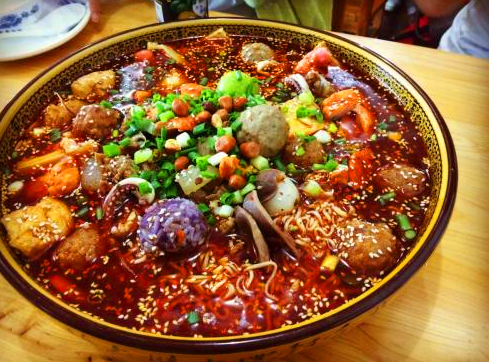冒菜口味豐富多樣，麻辣燙爽口無(wú)比